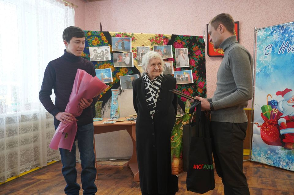 Волонтёры региона поздравили с Днём артиста ветерана культуры Волонтёры региона поздравили с Днём артиста ветерана культуры