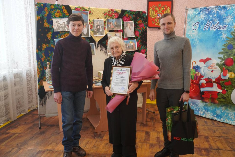 Волонтёры региона поздравили с Днём артиста ветерана культуры