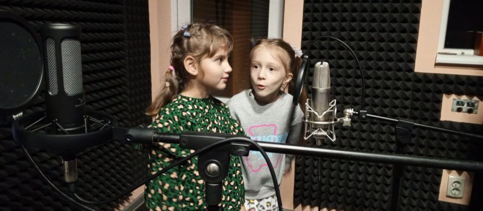 В Бердянске ко дню артиста в Городском Дворце культуры состоялось открытое занятие театрального коллектива “Лицедеи”!