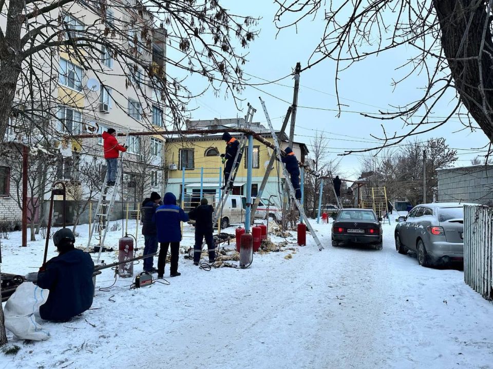 Виктор Емельяненко: Спасатели Пензенской области продолжают оказывать помощь жителям Бердянска Виктор Емельяненко: Спасатели Пензенской области продолжают оказывать помощь жителям Бердянска