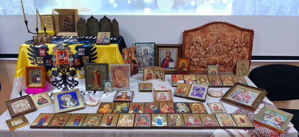 В Доме культуры «Маяк» прошла необыкновенно тёплая и душевная встреча – выставка икон, объединившая жителей Бердянска В Доме культуры «Маяк» прошла необыкновенно тёплая и душевная встреча – выставка икон, объединившая жителей Бердянска