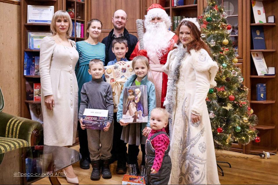 В Запорожской области депутаты исполнили детские желания в рамках акции «Ёлка желаний» В Запорожской области депутаты исполнили детские желания в рамках акции «Ёлка желаний»