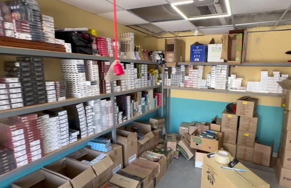 57 тысяч пачек в гараже: В Запорожской области изъяли немаркированную табачную продукцию