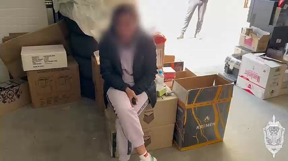 Сотрудники ФСБ нашли склад безакцизных сигарет в одном из гаражей Бердянска