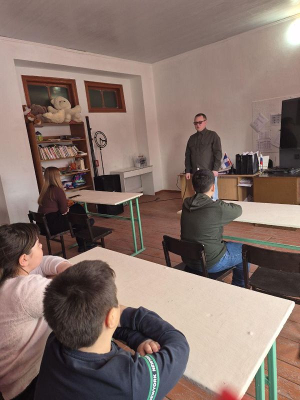 Представитель Чувашии провёл урок мужества для юных патриотов Бердянского муниципального округа Представитель Чувашии провёл урок мужества для юных патриотов Бердянского муниципального округа