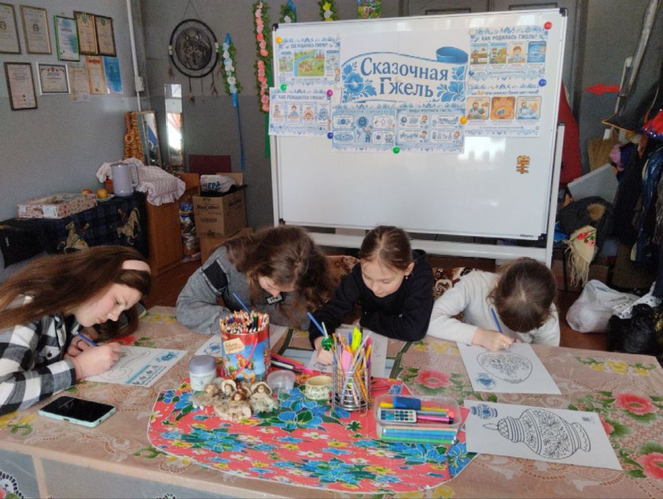 День гжельской росписи в кружке «Магия творчества» День гжельской росписи в кружке «Магия творчества»
