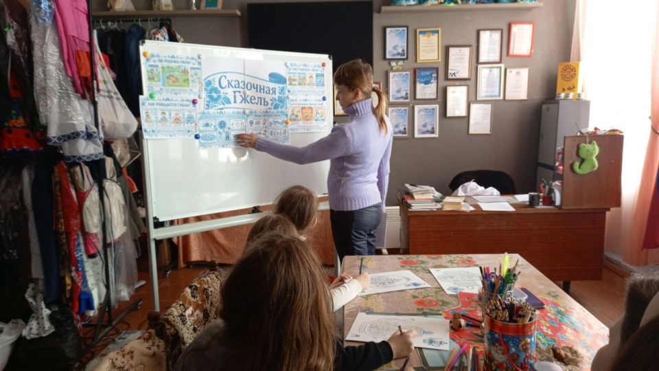 День гжельской росписи в кружке «Магия творчества» День гжельской росписи в кружке «Магия творчества»