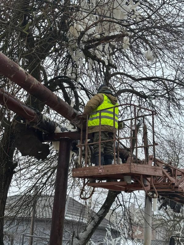 В тепловых трассах, проложенных открытым способом, трубы перемерзли на десятки метров В тепловых трассах, проложенных открытым способом, трубы перемерзли на десятки метров