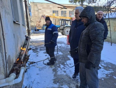 Глава Бердянска проверил ход работ по разморозке тепловых сетей и встретился с жителями улицы Маяковского