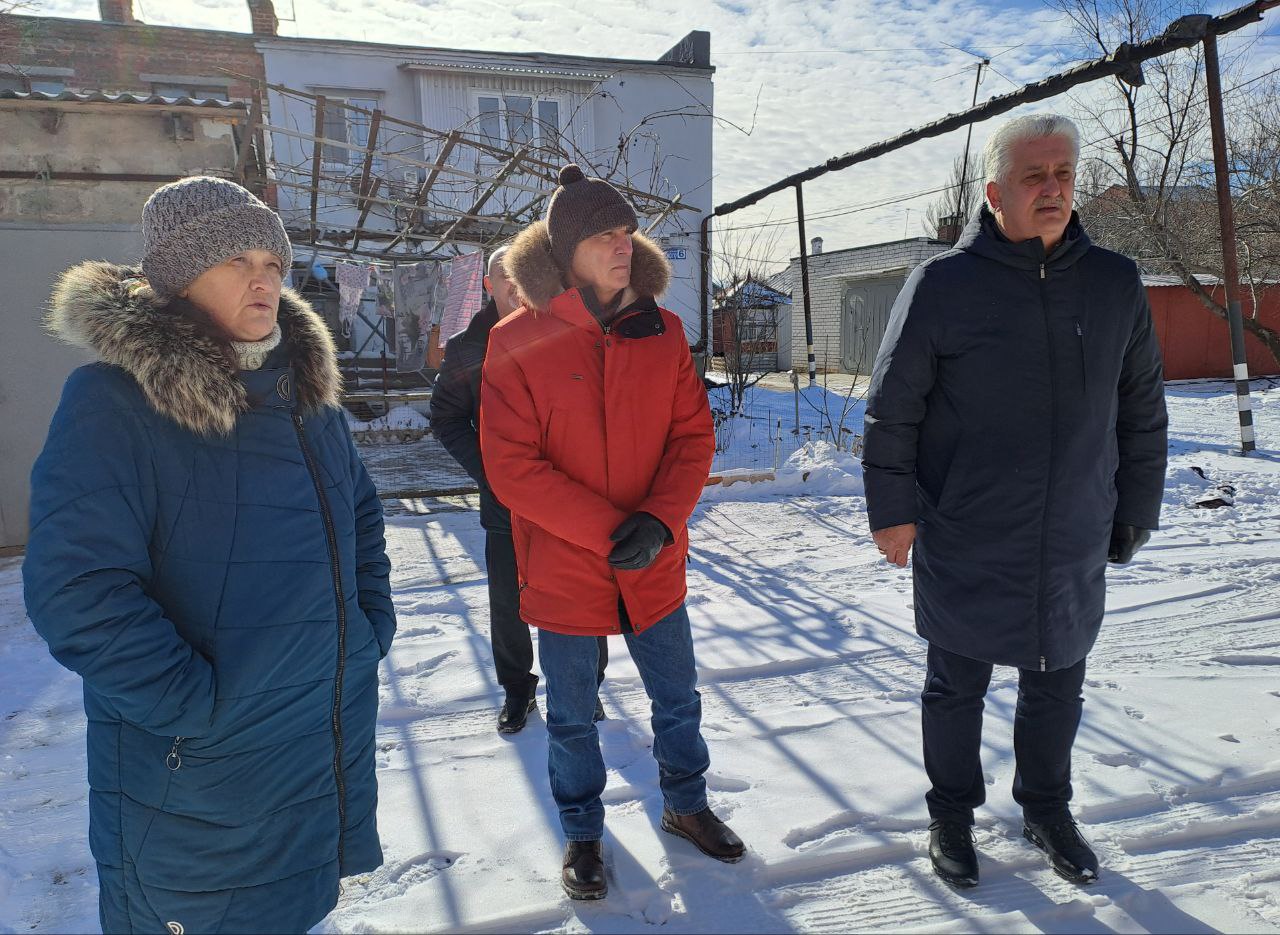 Глава Бердянска проверил ход работ по разморозке тепловых сетей и встретился с жителями улицы Маяковского Глава Бердянска проверил ход работ по разморозке тепловых сетей и встретился с жителями улицы Маяковского