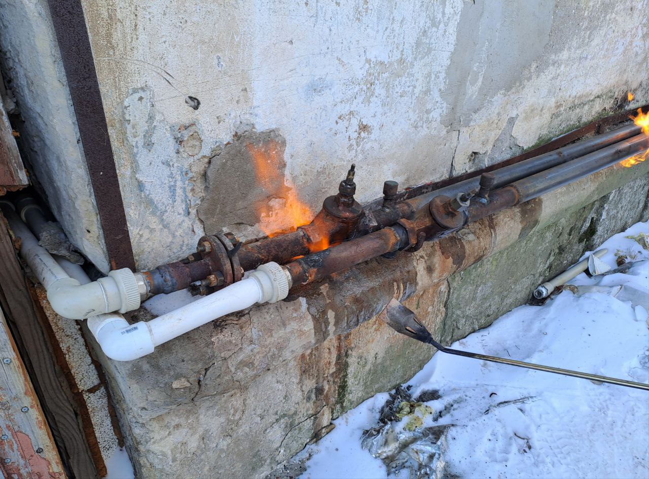 Глава Бердянска проверил ход работ по разморозке тепловых сетей и встретился с жителями улицы Маяковского Глава Бердянска проверил ход работ по разморозке тепловых сетей и встретился с жителями улицы Маяковского