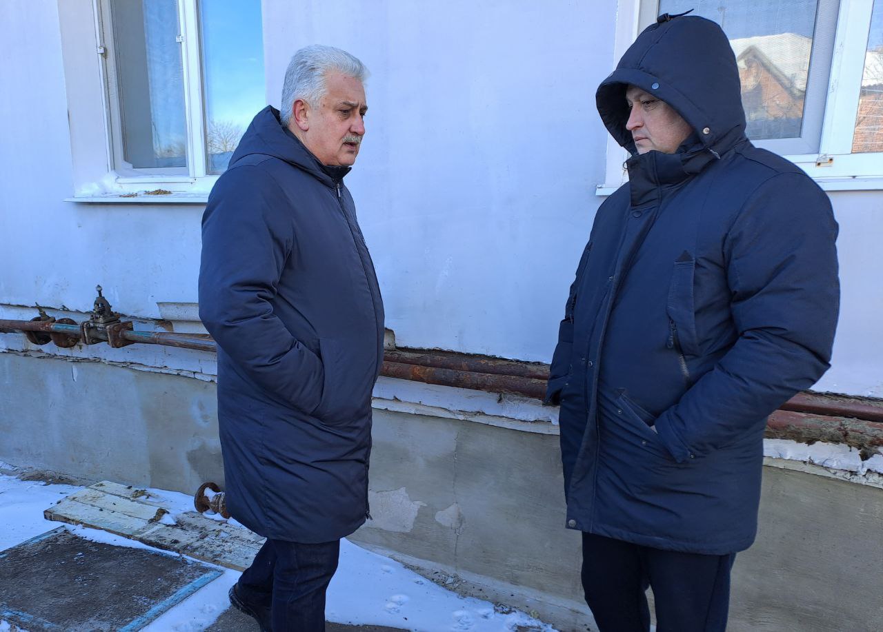 Глава Бердянска проверил ход работ по разморозке тепловых сетей и встретился с жителями улицы Маяковского Глава Бердянска проверил ход работ по разморозке тепловых сетей и встретился с жителями улицы Маяковского