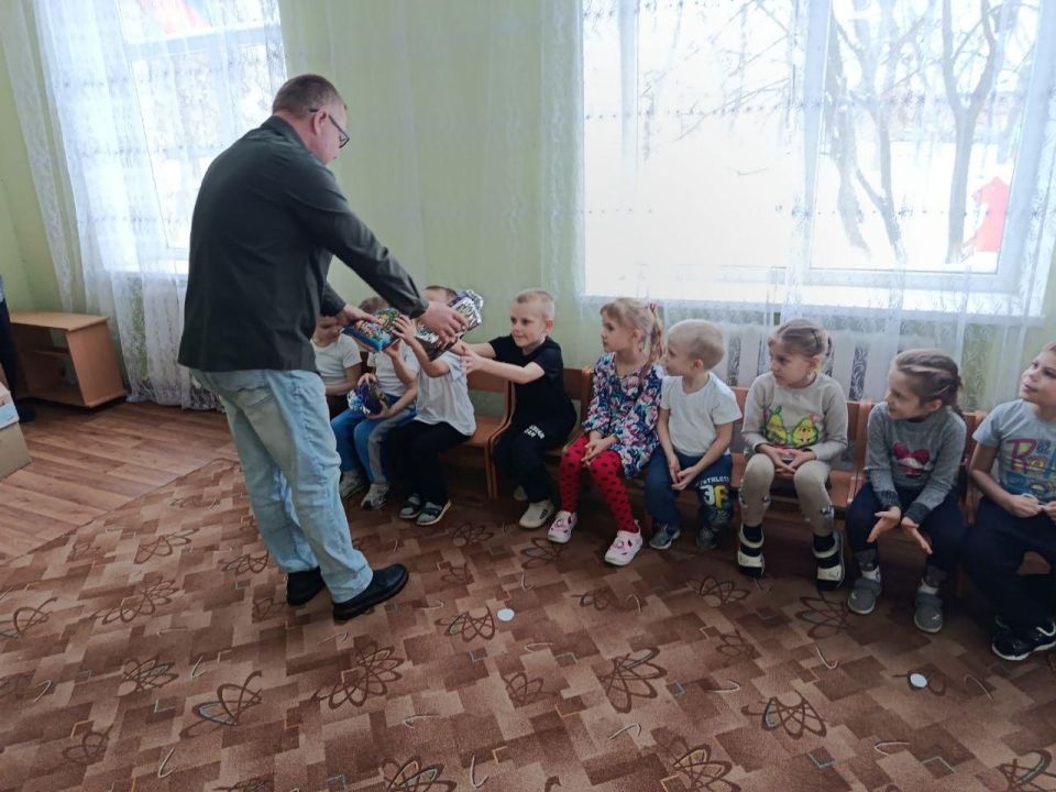 Воспитанники детсада с. Азовское получили подарки от шефов из Чувашии