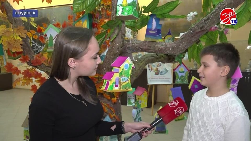 Юные творцы бердянского центра предпрофессионального образования «Импульс» представили зрителям выставку «Времена года. Весёлые домики»
