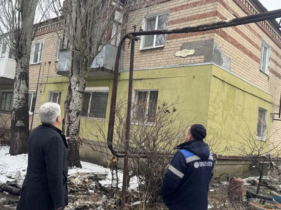 В Бердянске на улице Дружбы, ведутся работы по восстановлению теплоснабжения В Бердянске на улице Дружбы, ведутся работы по восстановлению теплоснабжения