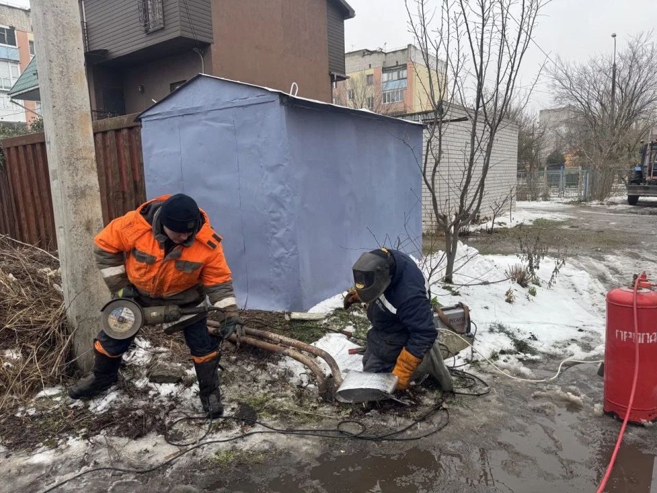 В Бердянске на улице Дружбы, ведутся работы по восстановлению теплоснабжения В Бердянске на улице Дружбы, ведутся работы по восстановлению теплоснабжения