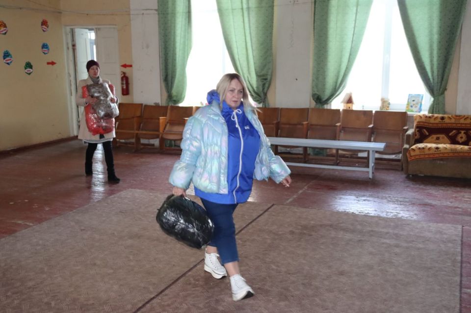 Команда «Единой России» доставила гуманитарную помощь в первичное отделение Староппетровки Команда «Единой России» доставила гуманитарную помощь в первичное отделение Староппетровки