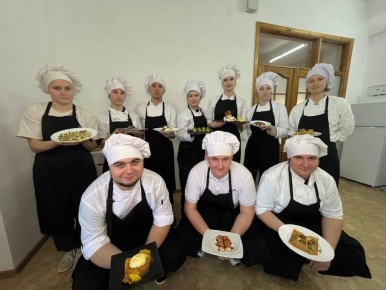 С Масленицей!. Студенты Бердянского многопрофильного центра провели арт-практикум по приготовлению и подаче блинов, приуроченный к празднованию Масленицы — тёплого и душевного народного праздника