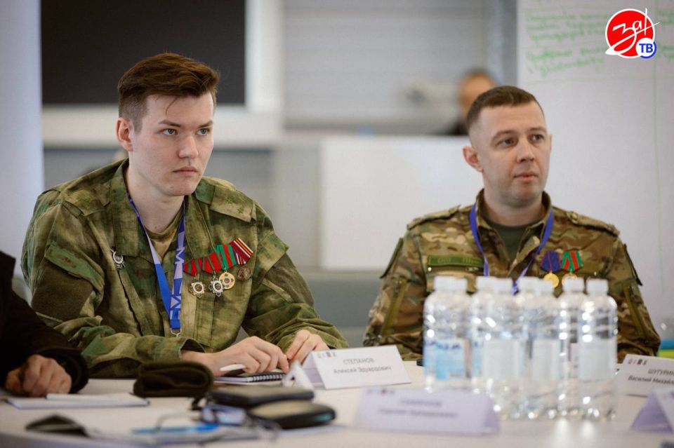 На базе центра созидания «Маяк» в Бердянске начался второй образовательный модуль кадровой программы «Запорожские герои» На базе центра созидания «Маяк» в Бердянске начался второй образовательный модуль кадровой программы «Запорожские герои»