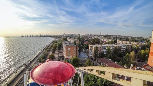 На главном городском магистральном коллекторе Бердянска произошёл порыв, из-за чего весь сегодняшний день жители города оставались без водоснабжения