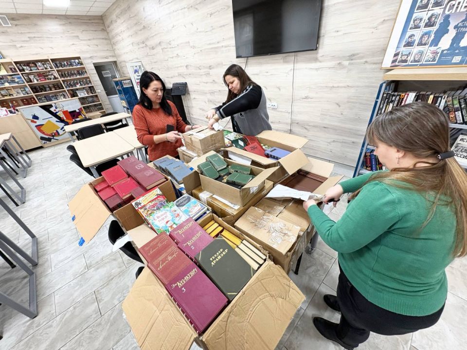 Представительство Запорожской области в Москве доставило в Бердянск интеллектуальную гуманитарную помощь Представительство Запорожской области в Москве доставило в Бердянск интеллектуальную гуманитарную помощь