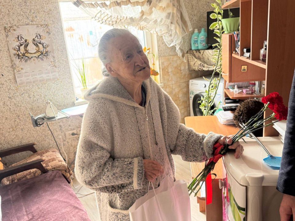 Представители Администрации Бердянска поздравили ветеранов Великой Отечественной войны с Днём защитника Отечества Представители Администрации Бердянска поздравили ветеранов Великой Отечественной войны с Днём защитника Отечества