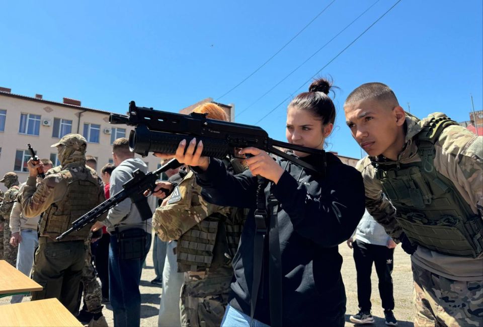 Педагогическим коллективом ГБУ РЦ ДО ЗО совместно с АГПУ при содействии Фонда поддержки ветеранов боевых действий Управления специальных операций «С» был проведён практикум-профпроба для студентов АГПУ «Есть такая профессия... Педагогическим коллективом ГБУ РЦ ДО ЗО совместно с АГПУ при содействии Фонда поддержки ветеранов боевых действий Управления специальных операций «С» был проведён практикум-профпроба для студентов АГПУ «Есть такая профессия...