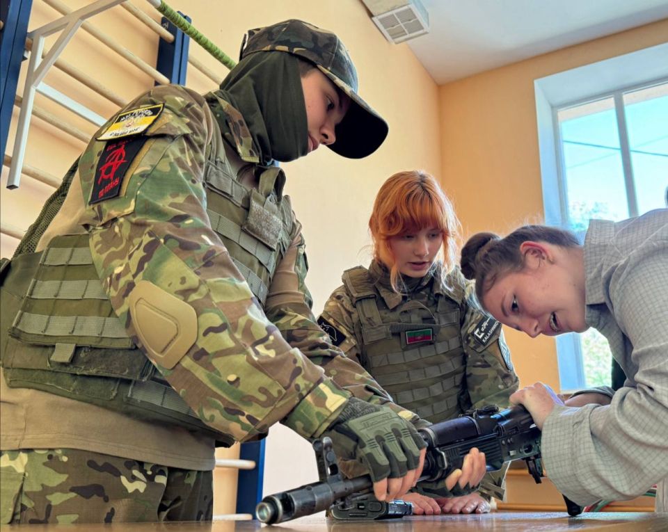 Педагогическим коллективом ГБУ РЦ ДО ЗО совместно с АГПУ при содействии Фонда поддержки ветеранов боевых действий Управления специальных операций «С» был проведён практикум-профпроба для студентов АГПУ «Есть такая профессия... Педагогическим коллективом ГБУ РЦ ДО ЗО совместно с АГПУ при содействии Фонда поддержки ветеранов боевых действий Управления специальных операций «С» был проведён практикум-профпроба для студентов АГПУ «Есть такая профессия...