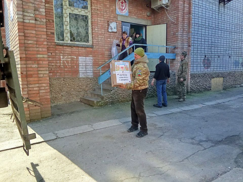 К Дню защитника Отечества бердянцы отправили очередной гуманитарный конвой бойцам К Дню защитника Отечества бердянцы отправили очередной гуманитарный конвой бойцам