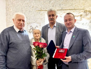 В Бердянске присвоено звание Почётного гражданина фронтовику и ветерану труда Зинаиде Вержиковской