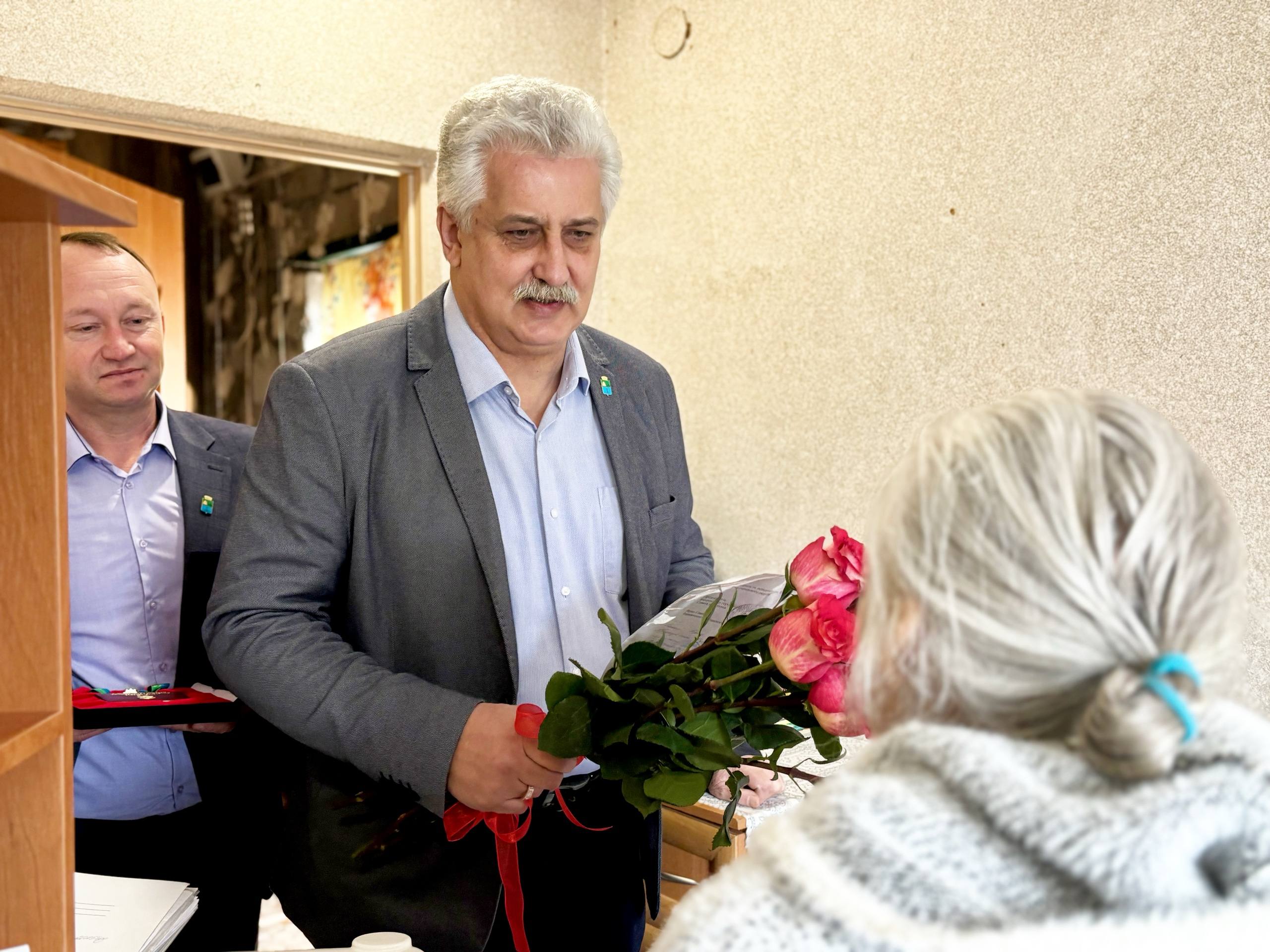 В Бердянске присвоено звание Почётного гражданина фронтовику и ветерану труда Зинаиде Вержиковской В Бердянске присвоено звание Почётного гражданина фронтовику и ветерану труда Зинаиде Вержиковской