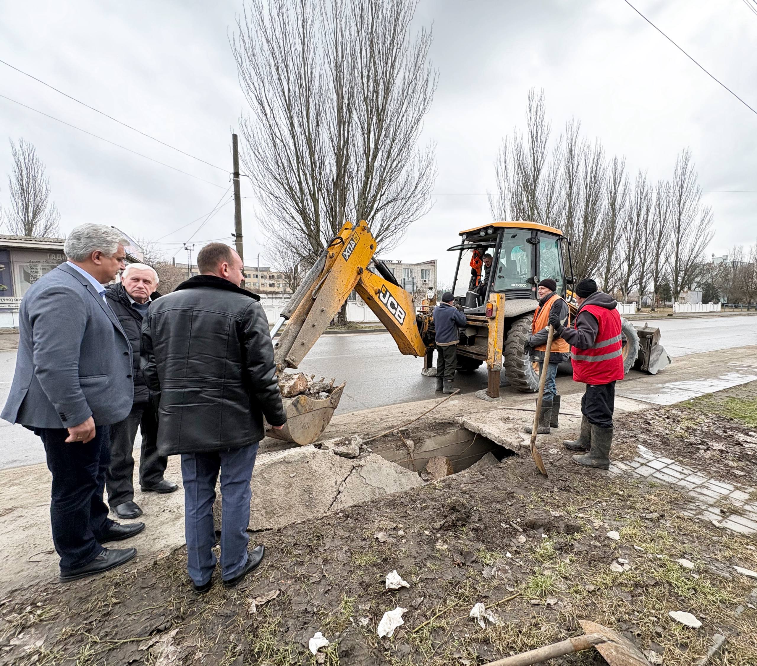 В Бердянске идет расчистка и ремонт ливневок