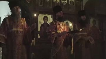 Четыре года назад в 2022 году, в то время, как в нижнем полуподвальном храме братия и сестры служили чин Торжества Православия, на поверхности горел Васильевский храм, подожженный прилетевшим снарядом после обстрелов...