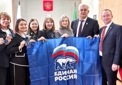 В Бердянске новым членам партии «Единой России» вручили партийные билеты