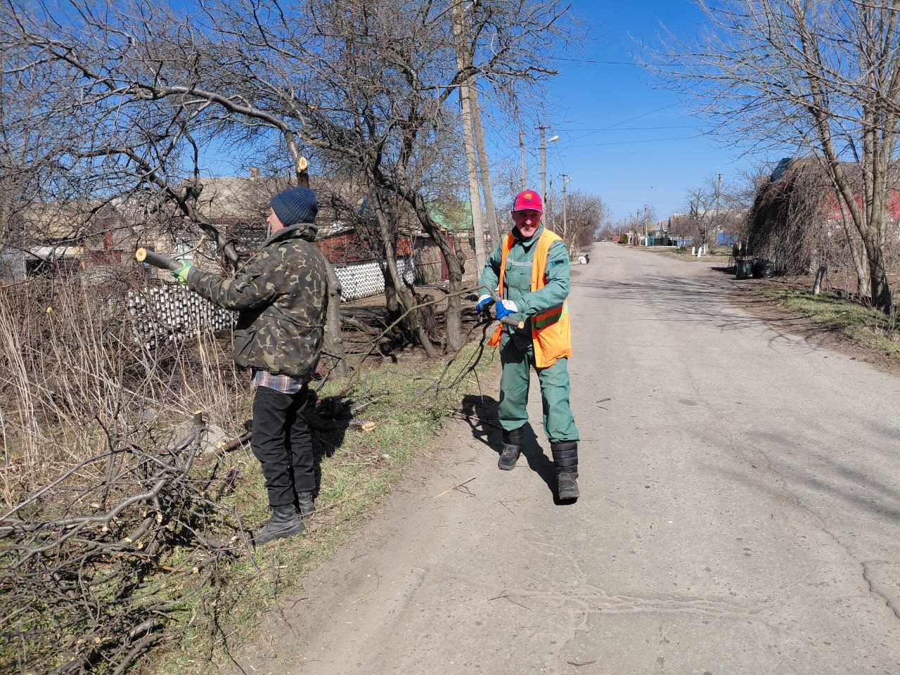 Весенняя уборка в селе Азовское Весенняя уборка в селе Азовское