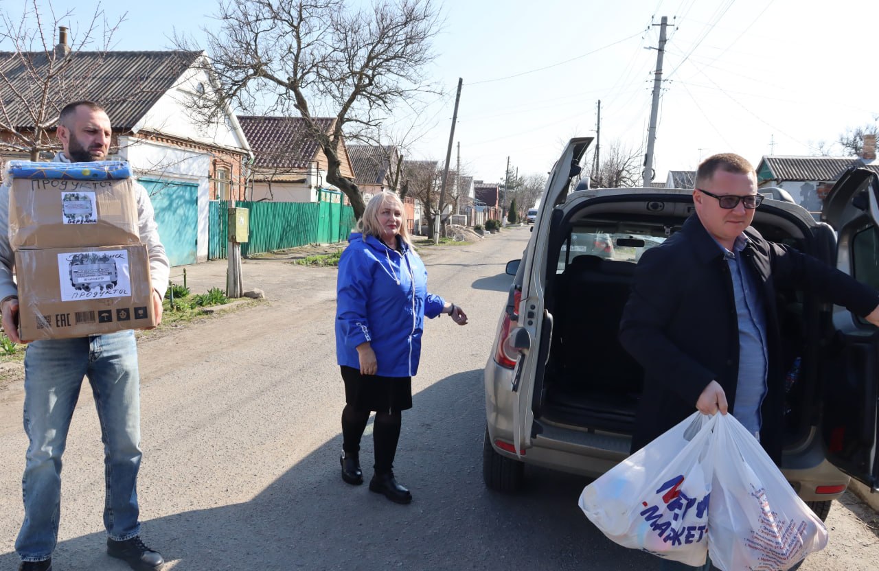 Помощь беженцам от активистов "Единой России" Помощь беженцам от активистов "Единой России"