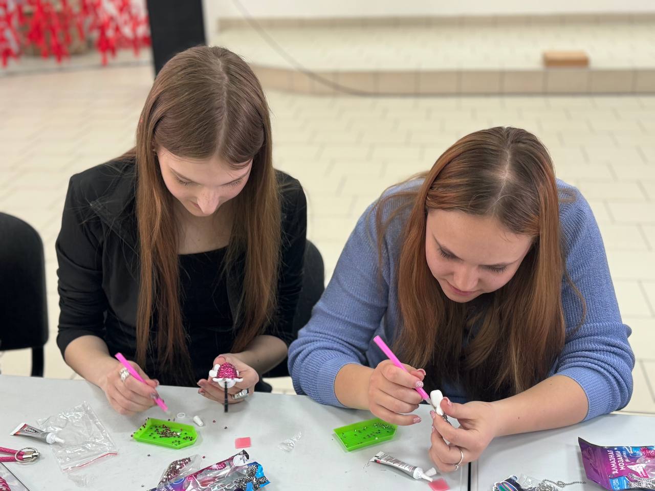Творческий вечер, который засиял: в Бердянске прошёл мастер-класс по созданию брелоков Творческий вечер, который засиял: в Бердянске прошёл мастер-класс по созданию брелоков