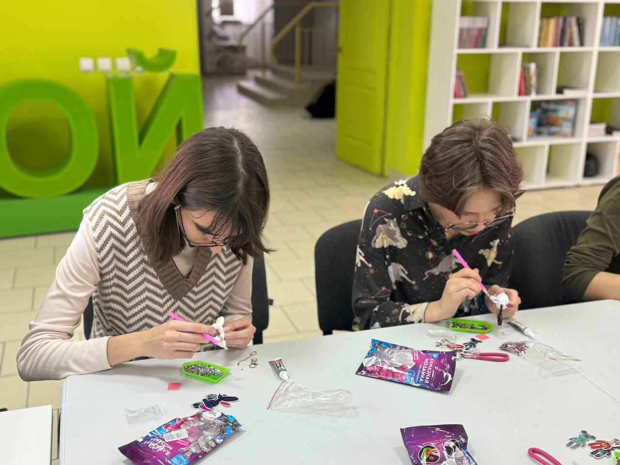 Творческий вечер, который засиял: в Бердянске прошёл мастер-класс по созданию брелоков Творческий вечер, который засиял: в Бердянске прошёл мастер-класс по созданию брелоков