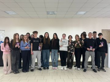 Творческий вечер, который засиял: в Бердянске прошёл мастер-класс по созданию брелоков