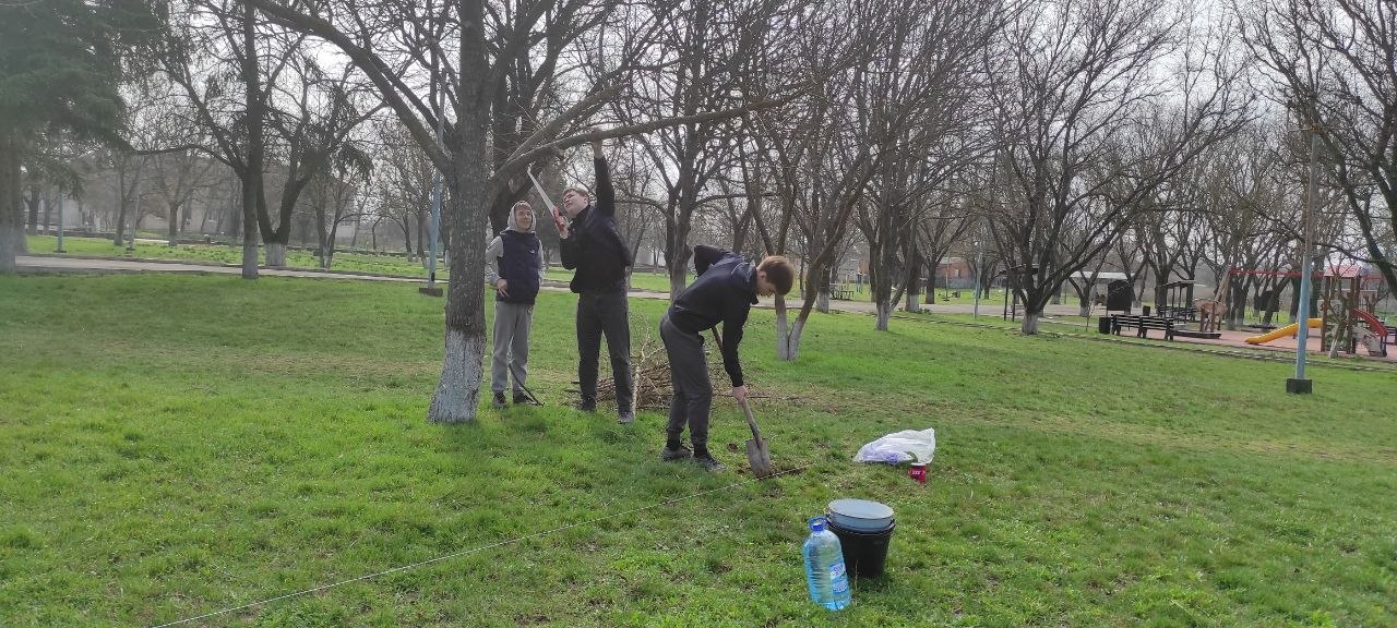 Спортсмены с. Осипенко провели субботник Спортсмены с. Осипенко провели субботник