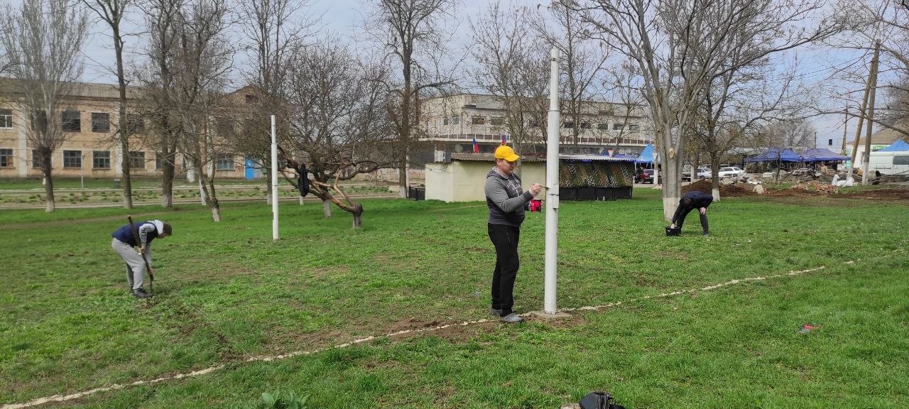 Спортсмены с. Осипенко провели субботник Спортсмены с. Осипенко провели субботник