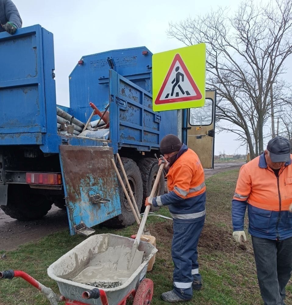 ГУП «УАЗО» продолжает выполнять работы по установке дорожных знаков и дополнительных щитков на автомобильных дорогах Запорожской области ГУП «УАЗО» продолжает выполнять работы по установке дорожных знаков и дополнительных щитков на автомобильных дорогах Запорожской области