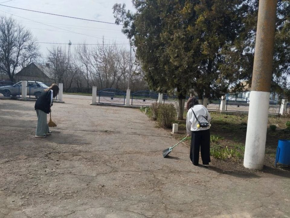 Субботник в Новопетровском Доме культуры Субботник в Новопетровском Доме культуры