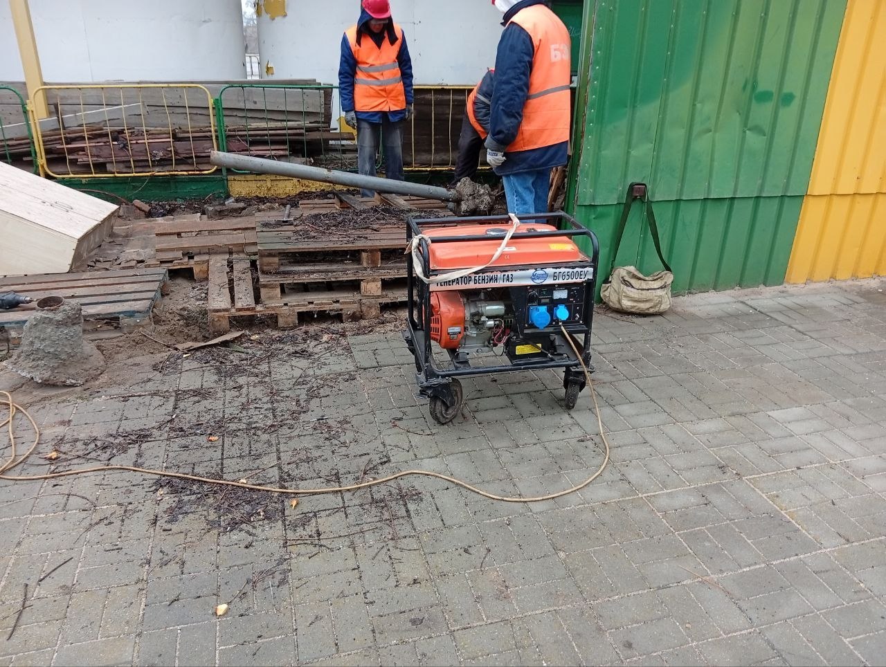 Утро в Бердянске начинается с активных работ коммунальных служб Утро в Бердянске начинается с активных работ коммунальных служб