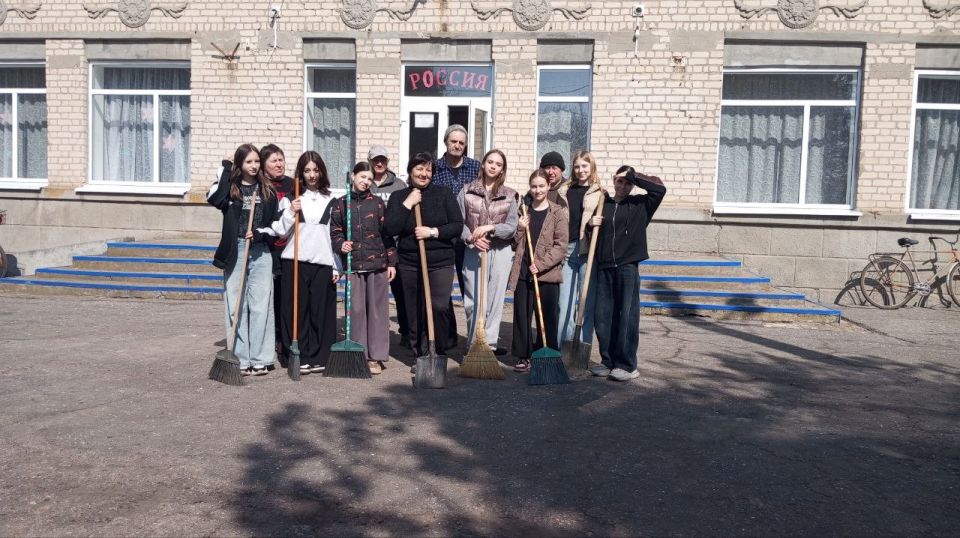 Субботник в Новопетровском Доме культуры Субботник в Новопетровском Доме культуры