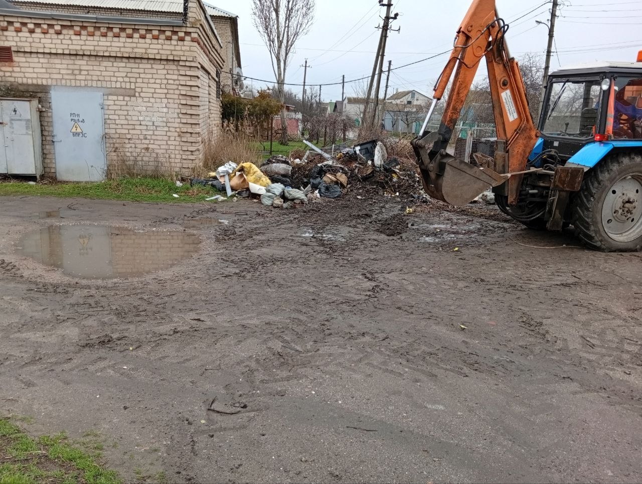 Утро в Бердянске начинается с активных работ коммунальных служб Утро в Бердянске начинается с активных работ коммунальных служб