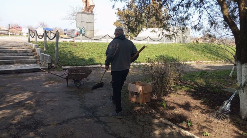 Субботник в Новопетровском Доме культуры Субботник в Новопетровском Доме культуры