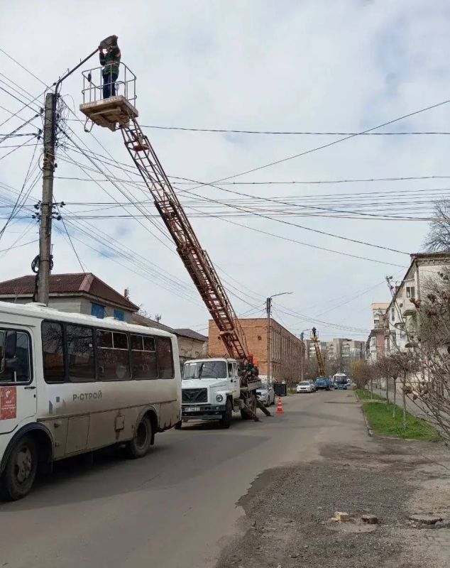 Коммунальные службы Бердянска продолжают комплексную работу по благоустройству города Коммунальные службы Бердянска продолжают комплексную работу по благоустройству города