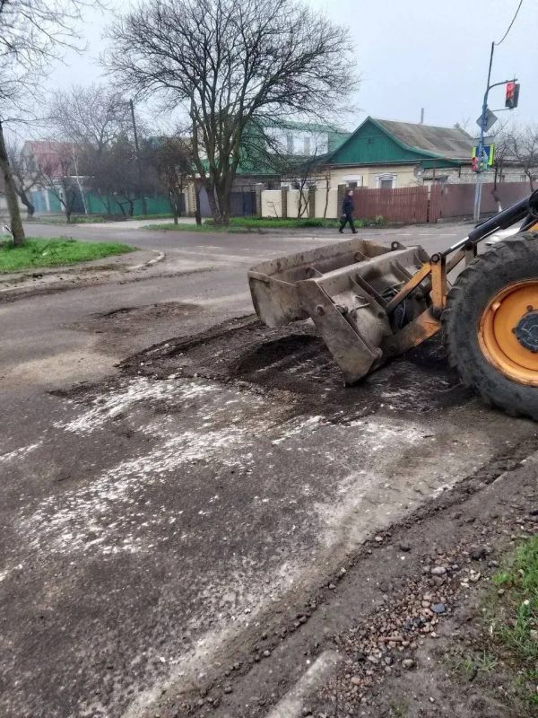 Коммунальные службы Бердянска продолжают комплексную работу по благоустройству города Коммунальные службы Бердянска продолжают комплексную работу по благоустройству города