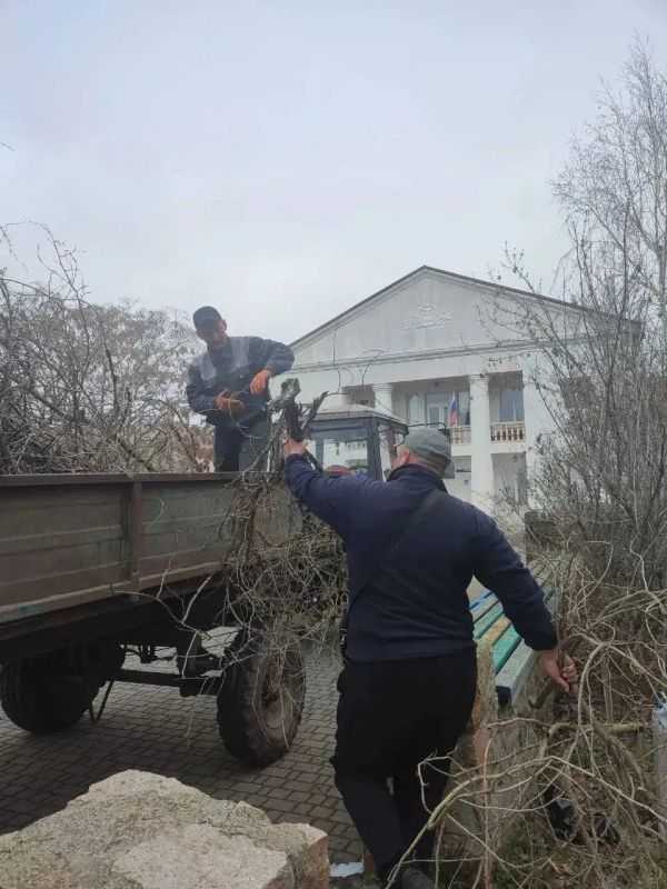 Коммунальные службы Бердянска продолжают комплексную работу по благоустройству города Коммунальные службы Бердянска продолжают комплексную работу по благоустройству города